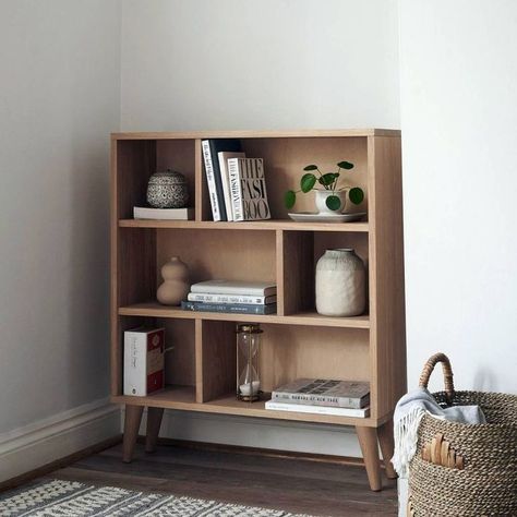 Nothing beats a classic design. So, when most of these bookshelf choices overwhelm you, you can always go for a reliable style that has a guaranteed pleasant outcome. Image credit: INSTAGRAM @URBANSIZE_HOME Small Bookcase Ideas, Small Book Shelf, Wooden Bookshelf, Cute Bookshelf Ideas, Bookshelf Ideas Bedroom, Small Bookshelf Ideas, Small Bookshelves, Cute Bookshelves, Small Bookcase