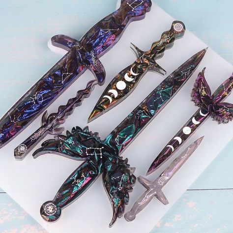 Fantasy Dagger, Knife Aesthetic, Epoxy Molds, Creepy Cute Fashion, Molds For Resin, Fancy Stuff, Pretty Knives, Magical Accessories, Tactical Gear Loadout