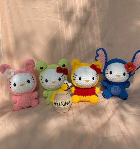 these images are for crochet patterns and these images are for crochet gifts Crochet Hello Kitty And Friends, Crochet Hello Kitty Plush, Hello Kitty Pattern Crochet, Crochet Pfp, Crochet My Melody, My Melody Crochet, Amigurumi Aesthetic, Amigurumi Hello Kitty, Sanrio Crochet