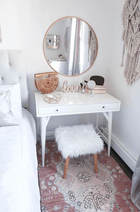 Corner Vanity Table, Diy Makeup Vanity Table, Vanity Ideas Bedroom, Gold Bedroom Decor, Small Vanity, Makeup Table Vanity, Vanity Ideas, Gold Home Decor, Gold Bedroom