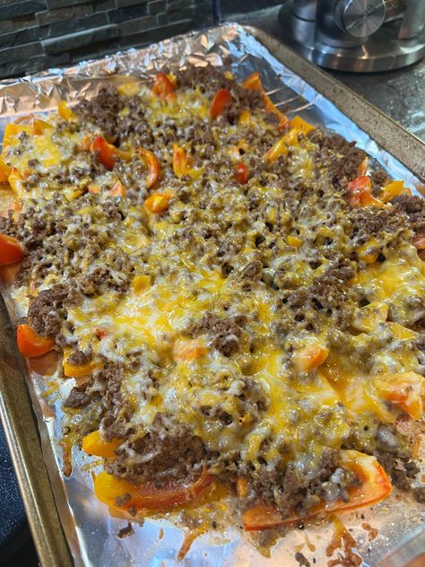 Instructions on how to prepare keto cheese nachos recipe. Slice and clean bell peppers and place on baking sheet with aluminum foil. Keto Nachos Recipe, Cheese Nachos Recipe, Nachos In Oven, Bell Pepper Nachos, Keto Finger Foods, Keto Nachos, Pepper Nachos, Keto Entrees, Nachos Cheese Recipe