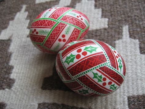 Christmas Pysanky, Pysanky Eggs Pattern, Egg Christmas, Easter Egg Art, Polish Folk Art, Decorated Eggs, Easter Egg Pattern, Pysanky Eggs, Ukrainian Easter Eggs