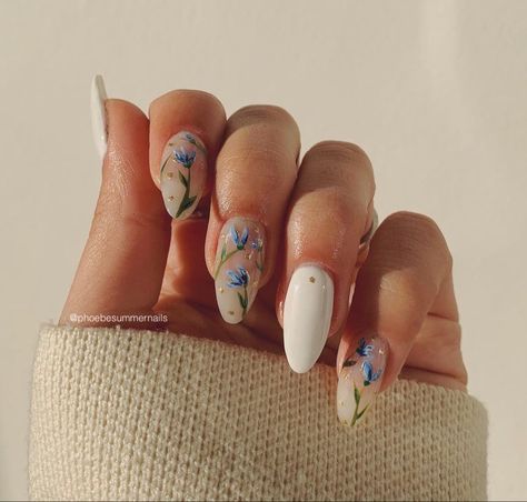 Nails Yellow, Her Nails, Floral Nail Art, Spring Nail Art, Minimalist Nails, Floral Nails, Flower Nails, Nude Nails, Nail Trends