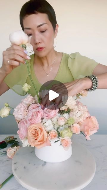 NYC Wedding and Events Florist on Instagram: "Since peonies are gone, use garden roses as great substitutes for the summer. My classic low and lush technique works every time.  ✅My Ingredients: 5 rose, 2 spray rose, 2 garden rose, 2 hypericum berry, 2 lisianthus, 2 dusty miller, and 1 hydrangea.  ✅My Sprite and Bleach combo = flower food that helps hydrate the flowers while keeping the bacteria out. My ratio here is 2 tablespoons sprite + 2 drops of bleach.  ✅ Follow, Like, Share if you love flower arranging Class held at @thecoreclub  Photos by @acfmoments" Hypericum Berry, Peony Flower Arrangements, Flower Arranging Class, Flower Arranging Tutorial, Hydrangea Flower Arrangements, Hypericum Berries, Peonies And Hydrangeas, Floral Arranging, Dusty Miller