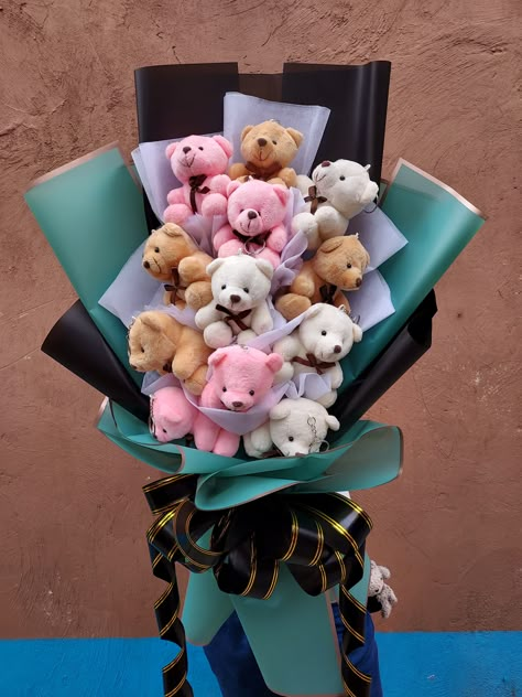 Teddy Bear Gift Hamper, Teddy Bear Bouquet Diy, Flower Bouquet With Teddy Bear, Bouquet With Teddy Bear, Unique Bouquet Ideas, Bouquet Teddy Bear, Teddy Bear And Flowers, Teddy Bouquet, Toy Bouquet