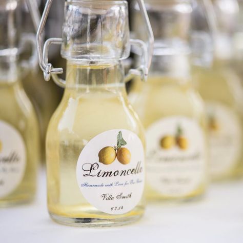 Limoncello Wedding, Limoncello Favors, Lemon Themed Bridal Shower, Affordable Wedding Favours, Summer Wedding Favors, Homemade Limoncello, Deco Champetre, Clam Bake, Unique Favors