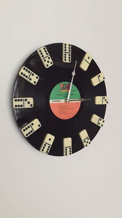 Home Decor Ideas Retro Style, Room Homemade Decor, Repurpose And Redesign Fccla Ideas, Vintage Room Design Ideas, What To Do With Records Vinyls, Upcycled Room Decor, Fun Dorm Ideas, Dorm Room Crafts Diy, Record Clock Diy