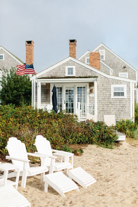 New England Summer Aesthetic, Nantucket Beach Cottage, Beach Cottage House, Nantucket Homes, Nantucket Decor, Nantucket Aesthetic, Cape Cod Beach House, Nantucket Beach, Nantucket Cottage