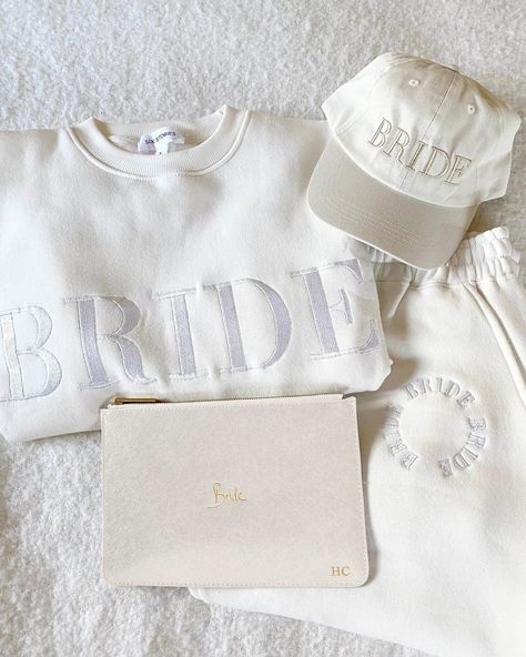 Bride To Be Gifts: 20 Great Ideas Every Girl Will Love Bridal Gifts For Bride, Bride To Be Gifts, Bachelorette Bride Gifts, Bride Gift Bags, Bride With Glasses, Gifts For The Bride, Bridal Wardrobe, Trendy Bride, Bridal Bachelorette Party