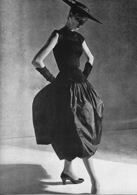 Moda Pin Up, Black Taffeta Dress, Balenciaga Dress, Jacques Fath, Balenciaga Fashion, Glamour Vintage, Dior Collection, Cristóbal Balenciaga, Fashion 1950s