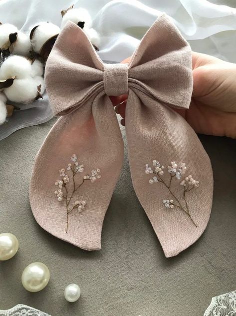 Embroidered Bows, Embroidered Hair Bows, Penanda Buku, Diy Hair Accessories Ribbon, Custom Bows, Bow Bow, Pola Sulam, Hand Embroidery Projects, Hand Embroidery Flowers