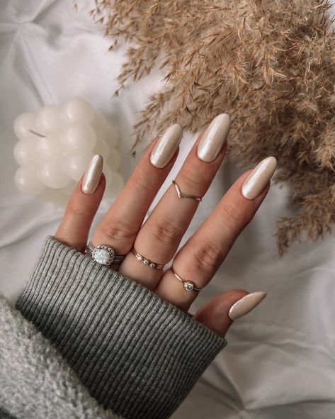 30 Neutral Winter Nails: Elegant and Trendy Ideas for a Chic Winter Manicure Winter Nail Trends 2025, Boho Simple Nails, Neutral Nail Dip, Winter Gel Nails Ideas 2024, Winter 2025 Nails, Early Winter Nails, Natural Winter Nails, Neutral Winter Nails, Summer Lipstick Colors