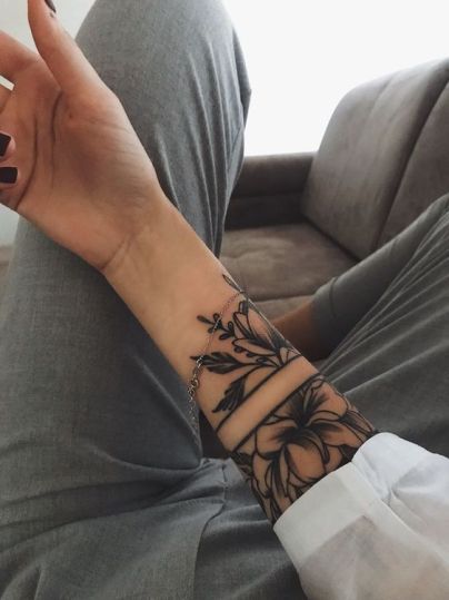 Trending Arm Tattoos Ideas For Women in 2020 Split Arm Tattoo, Split Sleeve Tattoo, Girls Sleeve Tattoo Ideas, Split Tattoos, Lower Arm Tattoos, Simple Arm Tattoos, Back Of Arm Tattoo, Tattoo Placements, Inner Arm Tattoo