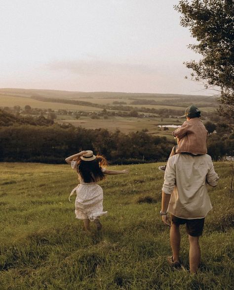 Family In Nature Aesthetic, Movement Family Photos, Cottage Family Photoshoot, Dynamic Family Photos, Earthy Family Photoshoot, Family Photoshoot In Field, Family In The Woods, Dreamy Family Photos, Nature Family Photos