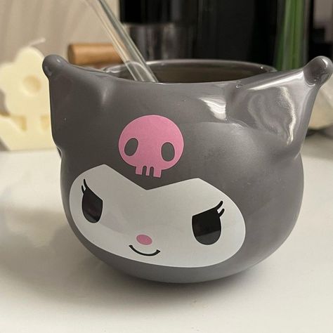 Cute Kuromi, Cute Animal Quotes, Clay Candle, Clay Keychain, Hello Kitty Clothes, Hello Kitty Themes, Painted Cups, Sun Art, Hello Kitty Items