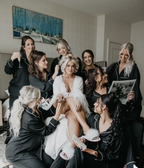 Before Wedding Pictures, Bride And Bridesmaid Pictures, Night Before Wedding, Wedding Photography Bridal Party, Bridesmaid Pictures, Bridal Party Getting Ready, Bridesmaid Photoshoot, Amazing Wedding Photos, Wedding Portrait Poses