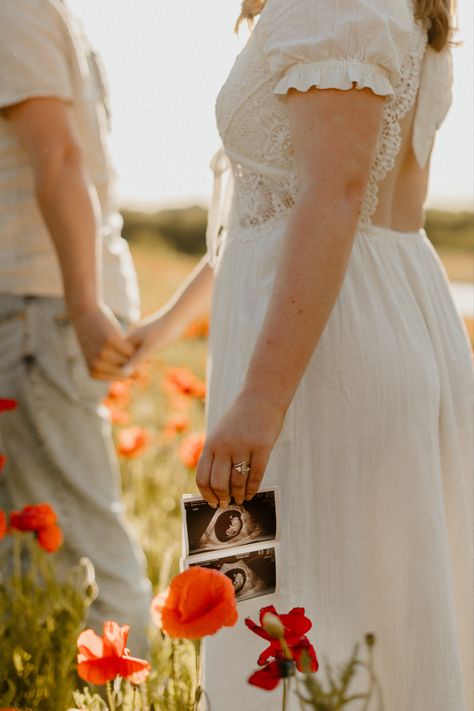 Spring Field Couples Photoshoot, Bluebonnet Pregnancy Announcement, Tulip Pregnancy Announcement, Tulip Farm Maternity Photoshoot, Sunflower Field Baby Announcement, Baby In Bloom Pregnancy Announcement, Tulip Field Maternity Photoshoot, Wildflower Field Maternity Shoot, Flower Field Pregnancy Announcement