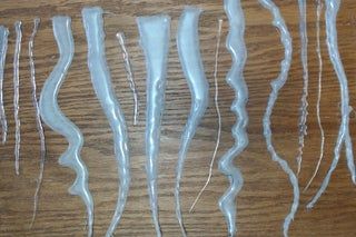 Hot Glue Fairy Lights, Resin Jellyfish Diy, Jelly Fish Lamp Diy, Hot Glue Jellyfish, How To Make Jellyfish, How To Make A Jellyfish, Diy Jellyfish Lantern, Jellyfish Windchime, Diy Jellyfish Decoration