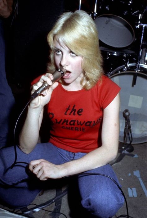 20 Vintage Photographs of a Young and Wild Cherie Currie of The Runaways On Stage in the 1970s ~ vintage everyday Cherie Currie, The Runaways, A Woman, Singing, Red