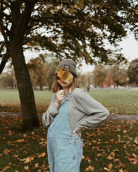 Pregnant Farm Outfit, Pregnant Apple Picking Outfit, Pregnant In Fall, Pregnant Fall Aesthetic, Pregnant Cozy Outfits, Maternity Overalls Outfit Fall, Maternity Dungarees Outfit, Pumpkin Patch Outfit Pregnant, Granola Pregnancy Outfits