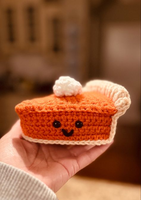 Arigumi Pumpkin Patterns, Fall Crochet Ideas Easy, Crochet Fall Market Prep, Crochet Apple Pie, Pumpkin Spice Crochet, Fall Crochet Animals, Autumn Crochet Projects, Cute Fall Crochet Ideas, October Crochet Ideas