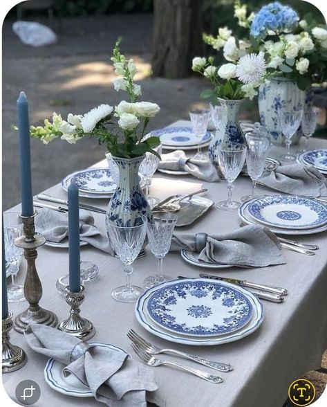 Vintage Spring Aesthetic, Color Palette Vintage, Blue And White Table Setting, Spring Mantle Decor, Vintage Spring Decor, Blue And White Plates, Blue Table Settings, Spring Mantle, White Table Settings