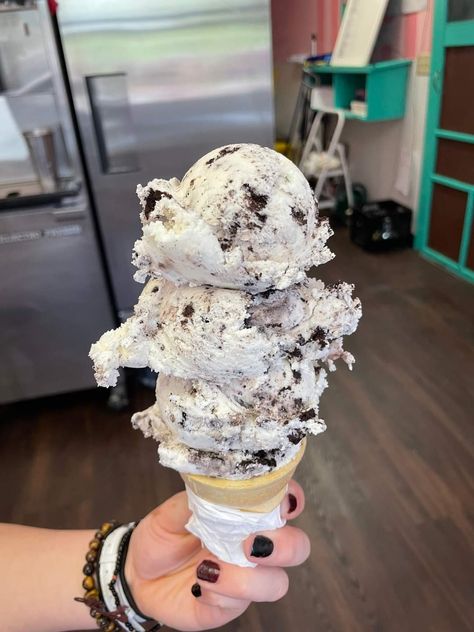 Aesthetic Ice Cream Flavors, Oreo Ice Cream Aesthetic, Cookies And Cream Ice Cream Aesthetic, Food Snapchat Ice Cream, Ice Cream Dark Aesthetic, Yummy Ice Cream, Soul Food Dinner, Ice Cream Cookies, Food Babe