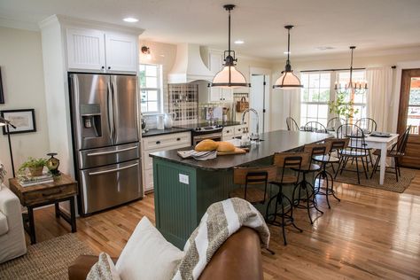 Get This Look: Fixer Upper Graham House Kitchen and Dining Room Gaines Kitchen, Fixer Upper Dining Room, Joanna Gaines Kitchen, Fixer Upper Homes, Magnolia Fixer Upper, Fixer Upper Kitchen, Fixer Upper House, Hgtv Fixer Upper, White Siding