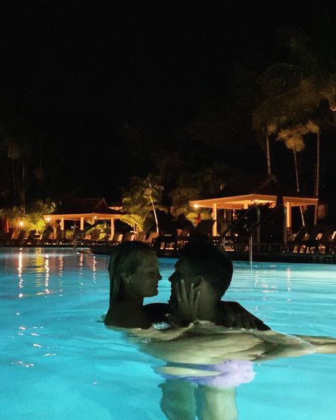 Couples Swimming Pictures, Swimming Date Aesthetic, Pool Date Aesthetic, Swimming Aesthetic Couple, Pool Pics With Boyfriend, Romantic Pool Date Night, Swimming Couple Aesthetic, Late Night Couple, Swimmer Boyfriend Aesthetic