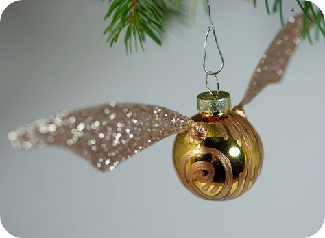 21. Golden Snitch Ornament | 24 Crafts To Totally Geek Out About, Don't wait until Christmas — make a snitch and find a place to hang it NOW! Golden Snitch Ornament, Diy Golden Snitch, Nerdy Christmas Tree, Harry Potter Weihnachten, Harry Potter Tree, Nerdy Christmas, Harry Potter Christmas Decorations, Harry Potter Ornaments, Harry Potter Christmas Tree