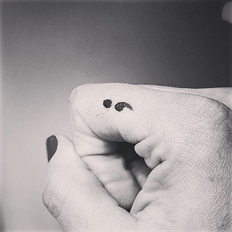 Semi colon tattoo, maybe not on the finger though.... Om Wrist Tattoo, Tattoo Rosary, Tattoos Trending, Tiny Tattoo Ideas, Wrist Tattoos Girls, Simple Wrist Tattoos, Tooth Tattoo, Kiss Tattoos, Tattoos Simple