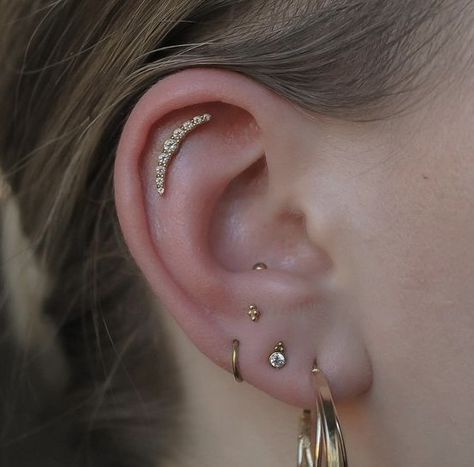 Anti Tragus Piercing Hoop, Anti Tragus Piercing Ideas, Piercing Stack, Ear Inspiration, Piercing Anti Tragus, Ear Designs, Piercing Art, Bellybutton Rings, Anti Tragus Piercing