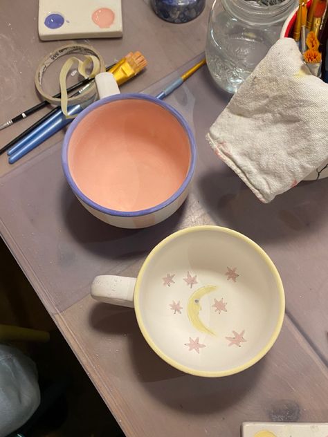 Cup And Saucer Painting Ideas, Creative Space Keramik Ideas, Pottery Painting Mug Ideas, Ceramic Painting Ideas Mugs, Aesthetic Pottery Painting, Creative Space Keramik, Pottery Painting Aesthetic, Color Me Mine Ideas Inspiration, Diy Pottery Painting