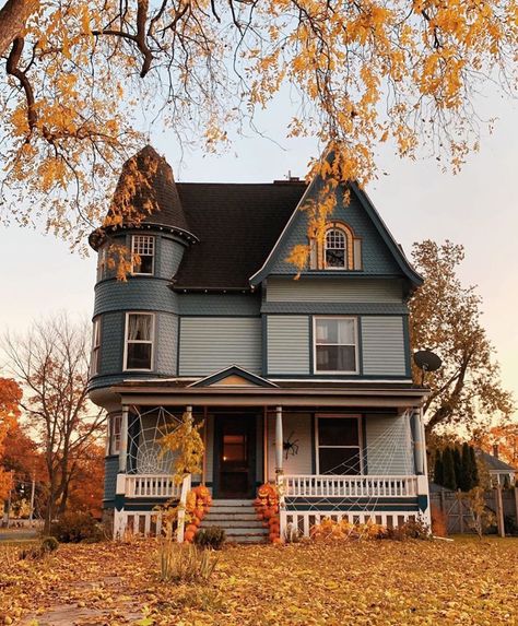 Fall🍂🍁🎃 on Instagram: “Do you decorate your house for Halloween?🏠🎃🍁 (Photo credit @holloweenhouse )” Autumn House, Spooky House, Cute House, Favorite Season, Sims House, House Goals, Autumn Cozy, Abandoned Houses, Pretty House