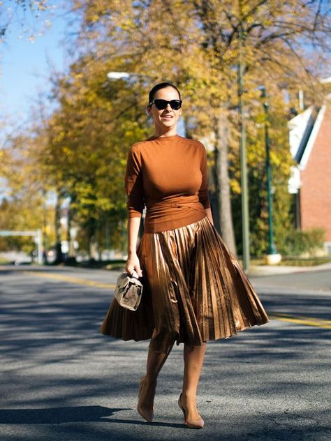 Gold Skirt Outfit, Metallic Skirts, Tan Leather Skirt, Bittersweet Colours, Chic Dressing, Brown Leather Skirt, Leather Skirt Outfit, Trendy Office, Metallic Skirt