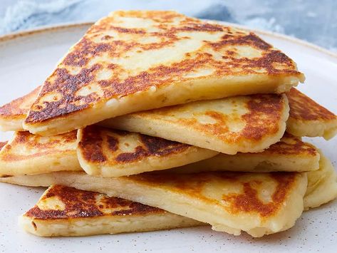 Potato Scones Recipe Potato Scones Recipe, Cloverleaf Rolls Recipe, Potato Scones, Tattie Scones, Scottish Breakfast, Breakfast Sides Dishes, Breakfast Sides, Scottish Recipes, Leftover Mashed Potatoes