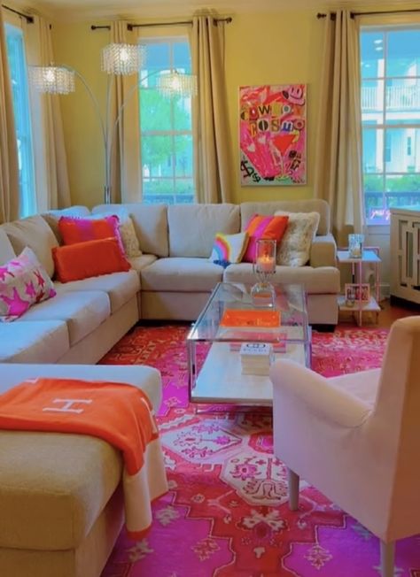 Pink Room Apartment, Girly College Apartment Living Room, College Apartment Decor Preppy, Preppy Apartment Decor Living Room, College Townhouse Decorating, College Girl House Decor, College Girl Living Room, Living Room Frames Wall Ideas, College Girl House