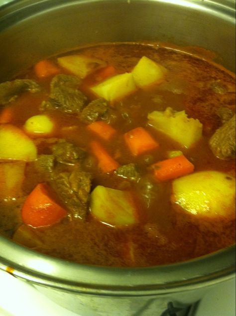 Hawaii Beef Stew, Hawaiian Beef Stew Recipe, Hawaiian Beef, Ono Kine Recipes, Hawaii Recipes, Curry Stew, Hawaiian Dishes, Beef Stew Crockpot, Food Making