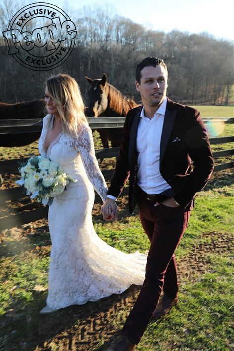 Miranda Lambert & New Husband Brendan McLoughlin First Met on This Big Day in November: Source Miranda Lambert Fashion, Miranda Lambert Wedding Dress, Miranda Lambert Wedding, Miranda Lambert News, Brendan Mcloughlin, Miranda Lambert Photos, Secretly Married, Hollywood Style, Healthy Choice