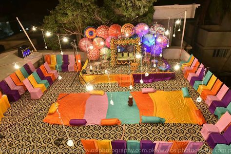 Punjabi Theme Decoration At Home, Mayyon Decorations At Home, Sangeet Party Decor, Mehandi Stage Decoration, Indian Wedding Decor Ideas, Mehndi Decoration Ideas, Haldi Ceremony Decorations, Small Wedding Decor, Mehendi Decor Ideas