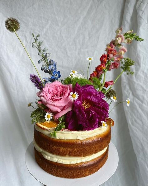 Cakes With Real Flowers, Real Flower Cake, Naked Cake Birthday, Naked Cake With Flowers, Naked Birthday Cake, Prettiest Cakes, Cake With Real Flowers, Beauty Cakes, London Cake