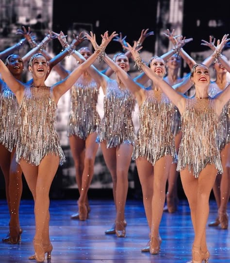 Rockettes Christmas, Broadway Dancers, Radio City Rockettes, The Rockettes, Carnival Girl, Christmas Spectacular, Afrique Art, Burlesque Costumes, Nyc Christmas