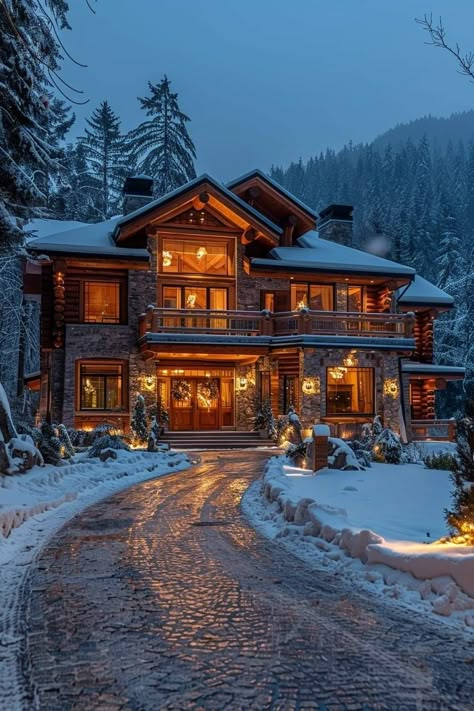 Winter Cabin Exterior Big, Cozy Winter House Exterior, Christmas House Ideas Bloxburg, Big Cabin Houses, Christmas Cabin Exterior, Snow House Aesthetic, Snowy Cabin Aesthetic, Snowy Mountain House, Winter Mountain House