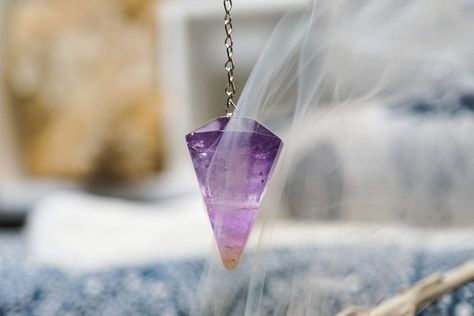 How to Use a Crystal Pendulum Energy Muse, Quick Meditation, Removing Negative Energy, Crystal Pendulum, Divination Tools, Crystal Meanings, Healing Jewelry, Crystal Grid, Aura Quartz