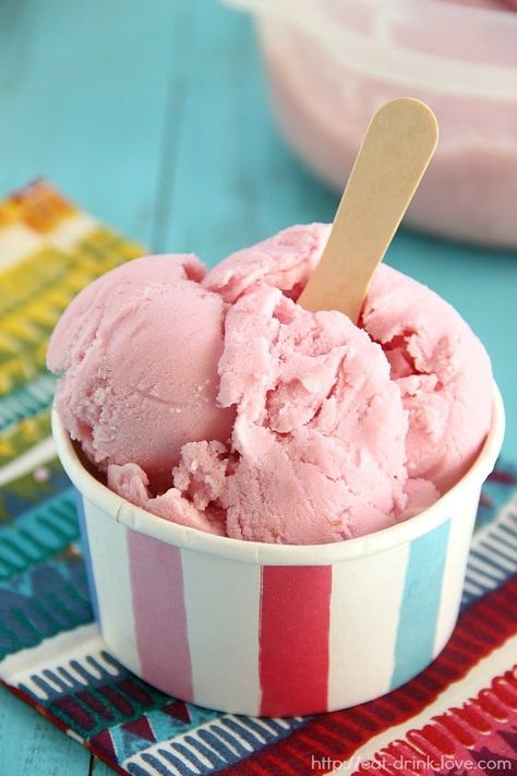 10 FRUITY HOMEMADE ICE CREAM RECIPES TO RING IN SUMMER Strawberry Sherbet, Gelato Recipes, Pumpkin Doughnuts, Ice Cream Pictures, Sherbet Recipes, Tasty Ice Cream, Raspberry Sherbet, Ice Cream Photography, Food Background