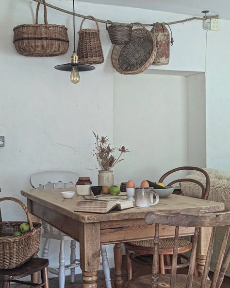 Warm and woody autumnal tones in the cottage kitchen at Park Place. It's the perfect time of year for a laid-back table setting 🍏🍂🍁🤎 #cottagestyle #tablesetting #rusticdining #interiorstyling #britishinteriors #cottagecore #autumm Caroline Winkler, Cottage Kitchen, The Cottage, Rustic Dining, Cottage Core, Cottage Style, Table Setting, Interior Styling, Table Settings