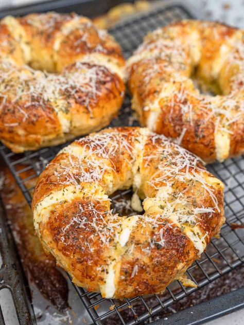 Golden bagels filled with smooth cream cheese and soaked in a sweet and creamy garlic sauce, these garlic cream cheese bagels are a must try! Catherine Zhang, Cream Cheese Bagel, Garlic Cream Cheese, Korean Cream, Milk Bun, Cheese Bagels, Garlic Cheese Bread, Creamy Garlic Sauce, Homemade Bagels