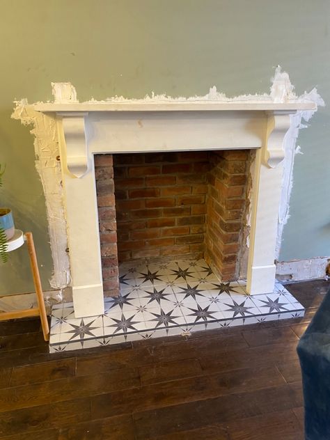 Brick Fireplace Victorian, Repurposed Fireplace Ideas, Modern Victorian Fireplace Ideas, White Cast Iron Fireplace, Victorian Mantlepiece, Modern Victorian Fireplace, Stove Makeover, Victorian Fireplace Ideas, Fireplace With Brick