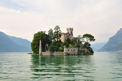 Lake Iseo, Famous Castles, Island Lake, Chateau France, Lake Garda, Beautiful Castles, Pretty Places, Places Around The World, Serbia