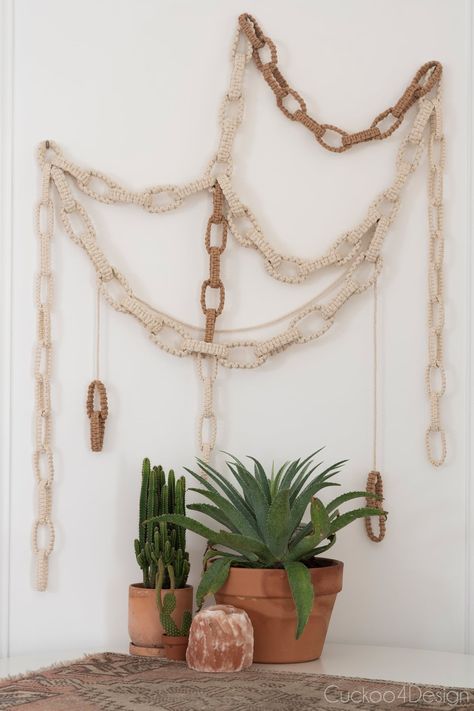 Unique Macrame Wall Hangings, Macrame House Decor Ideas, Macrame Garland Tutorial, Macrame With Yarn, Unique Macrame Ideas, Macrame Garland Diy, Chain Link Garland, Boho Pots, Macrame Chain